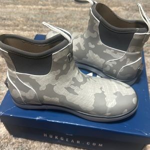 Women’s Huk overcast grey NEVER worn still in origami box